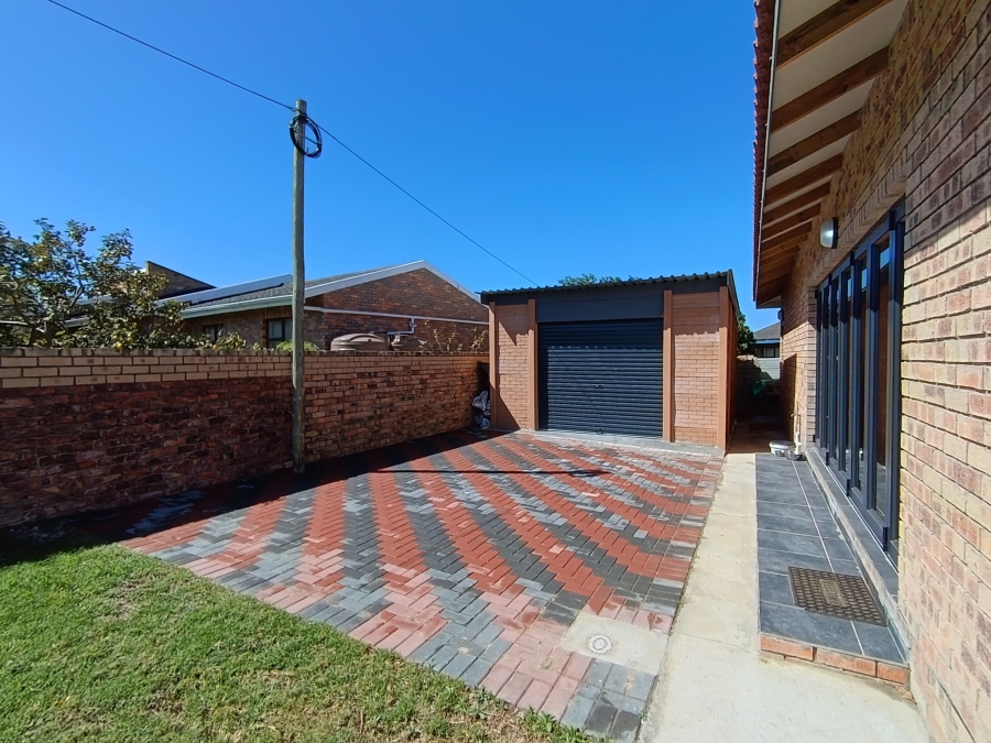3 Bedroom Property for Sale in Wavecrest Eastern Cape